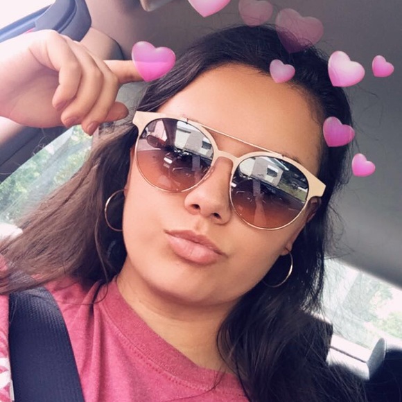 Meet your Posher, Emily - Picture 1 of 1